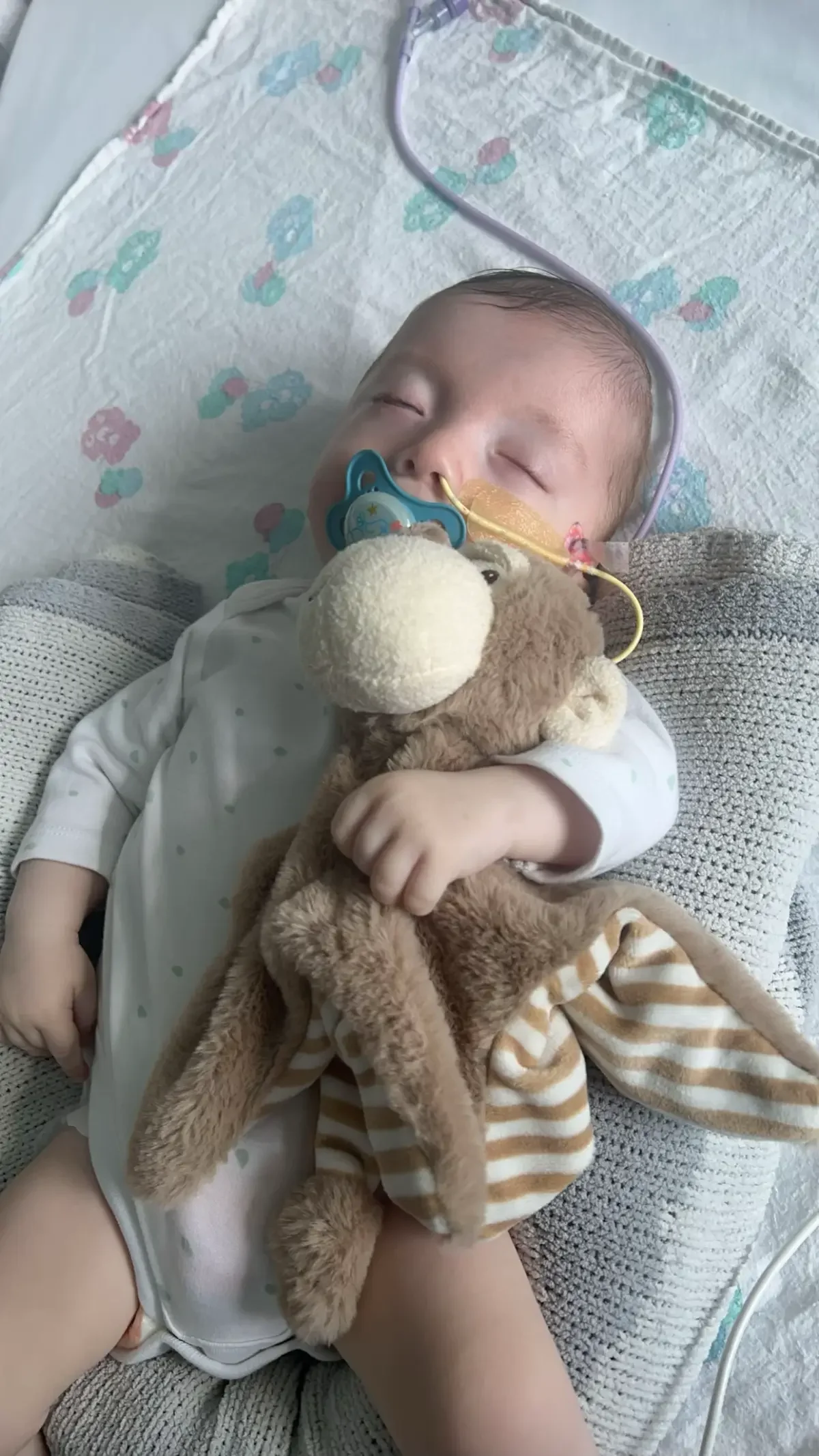 Davi recebendo fisioterapia respiratória no hospital com equipamentos especializados